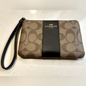 Brand New Coach Corner Zip Wallet
Wristlet COACH NWOT